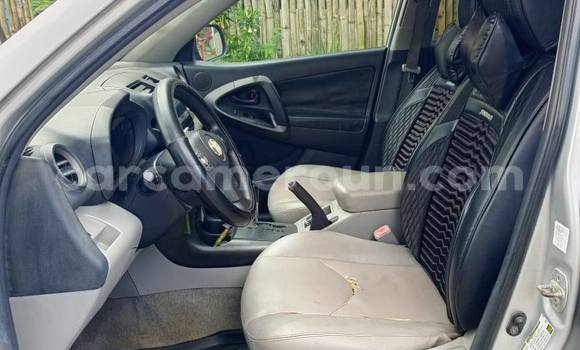 Sayi Na hannu Toyota RAV4 Azurfa Mota in Douala a Ƙasar Kamaru Sayi Na hannu Toyota RAV4 Azurfa Mota in Douala a Ƙasar Kamaru