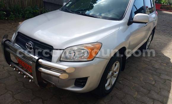 Sayi Na hannu Toyota RAV4 Azurfa Mota in Douala a Ƙasar Kamaru Sayi Na hannu Toyota RAV4 Azurfa Mota in Douala a Ƙasar Kamaru