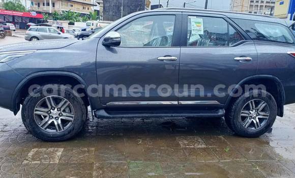 Sayi Na hannu Toyota Fortuner Azurfa Mota in Douala a Ƙasar Kamaru Sayi Na hannu Toyota Fortuner Azurfa Mota in Douala a Ƙasar Kamaru