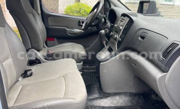 Sayi Na hannu Hyundai Grand Starex Blue Mota in Douala a Ƙasar Kamaru Sayi Na hannu Hyundai Grand Starex Blue Mota in Douala a Ƙasar Kamaru