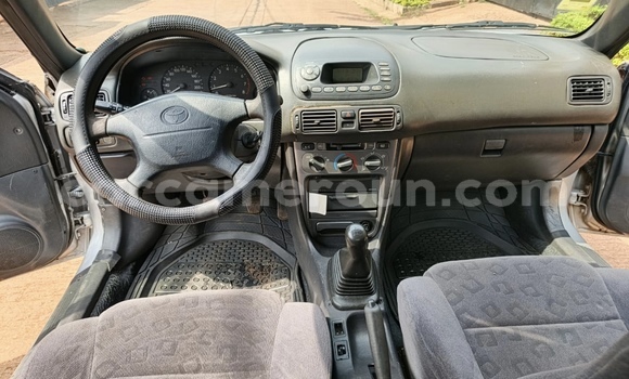 Sayi Na hannu Toyota Corolla Azurfa Mota in Yaounde a Babban Kamaru Sayi Na hannu Toyota Corolla Azurfa Mota in Yaounde a Babban Kamaru