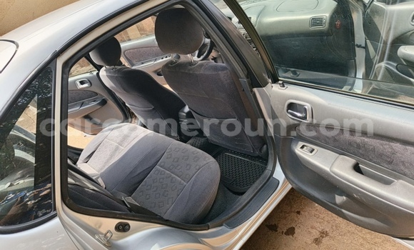 Sayi Na hannu Toyota Corolla Azurfa Mota in Yaounde a Babban Kamaru Sayi Na hannu Toyota Corolla Azurfa Mota in Yaounde a Babban Kamaru