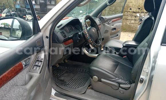Sayi Na hannu Toyota Land Cruiser Prado Azurfa Mota in Douala a Ƙasar Kamaru Sayi Na hannu Toyota Land Cruiser Prado Azurfa Mota in Douala a Ƙasar Kamaru