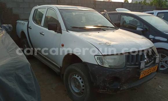 Sayi Na hannu Mitsubishi L200 White Mota in Douala a Ƙasar Kamaru