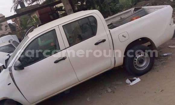 Sayi Na hannu Toyota Hilux White Mota in Yaounde a Babban Kamaru Sayi Na hannu Toyota Hilux White Mota in Yaounde a Babban Kamaru