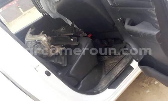 Sayi Na hannu Toyota Hilux White Mota in Yaounde a Babban Kamaru Sayi Na hannu Toyota Hilux White Mota in Yaounde a Babban Kamaru