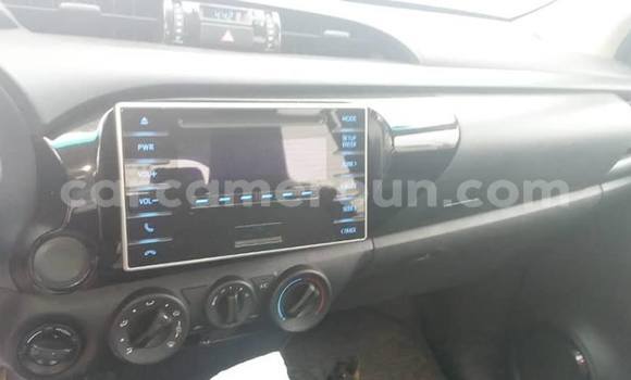 Sayi Na hannu Toyota Hilux White Mota in Yaounde a Babban Kamaru Sayi Na hannu Toyota Hilux White Mota in Yaounde a Babban Kamaru