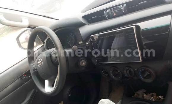 Sayi Na hannu Toyota Hilux White Mota in Yaounde a Babban Kamaru Sayi Na hannu Toyota Hilux White Mota in Yaounde a Babban Kamaru