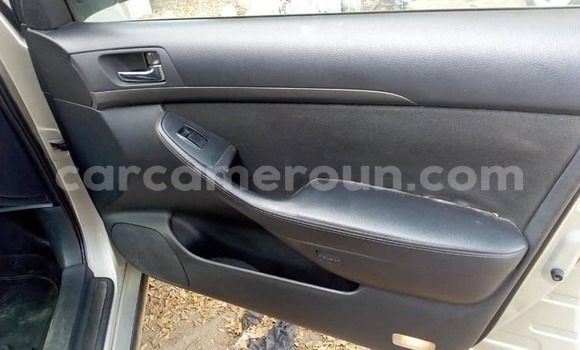 Sayi Na hannu Toyota Avensis Azurfa Mota in Yaounde a Babban Kamaru Sayi Na hannu Toyota Avensis Azurfa Mota in Yaounde a Babban Kamaru