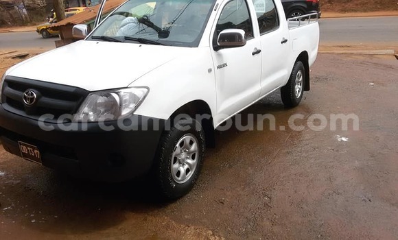Sayi Na hannu Toyota Pickup White Mota in Yaounde a Babban Kamaru Sayi Na hannu Toyota Pickup White Mota in Yaounde a Babban Kamaru