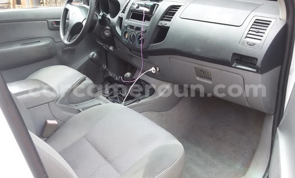 Sayi Na hannu Toyota Pickup White Mota in Yaounde a Babban Kamaru Sayi Na hannu Toyota Pickup White Mota in Yaounde a Babban Kamaru