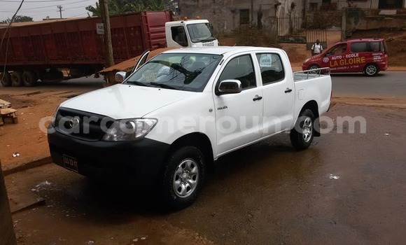 Sayi Na hannu Toyota Pickup White Mota in Yaounde a Babban Kamaru Sayi Na hannu Toyota Pickup White Mota in Yaounde a Babban Kamaru