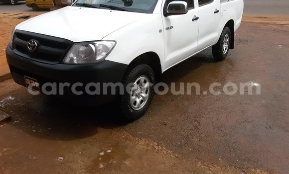 Sayi Na hannu Toyota Pickup White Mota in Yaounde a Babban Kamaru Sayi Na hannu Toyota Pickup White Mota in Yaounde a Babban Kamaru