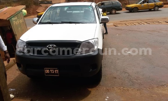 Sayi Na hannu Toyota Pickup White Mota in Yaounde a Babban Kamaru Sayi Na hannu Toyota Pickup White Mota in Yaounde a Babban Kamaru