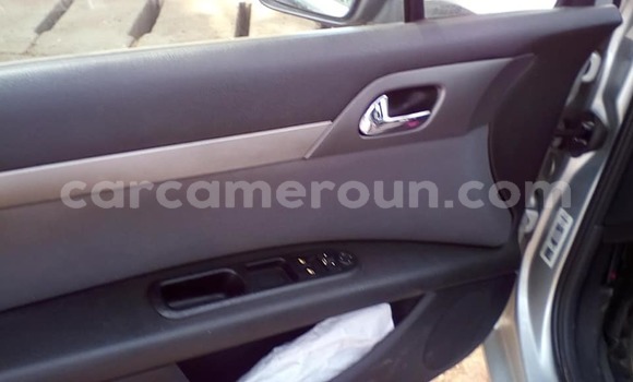 Sayi Na hannu Peugeot 407 Azurfa Mota in Yaounde a Babban Kamaru Sayi Na hannu Peugeot 407 Azurfa Mota in Yaounde a Babban Kamaru