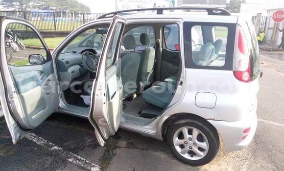 Sayi Na hannu Toyota Ractis Azurfa Mota in Douala a Ƙasar Kamaru Sayi Na hannu Toyota Ractis Azurfa Mota in Douala a Ƙasar Kamaru