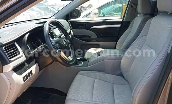 Sayi Na hannu Toyota Highlander Sauran Mota in Douala a Ƙasar Kamaru Sayi Na hannu Toyota Highlander Sauran Mota in Douala a Ƙasar Kamaru