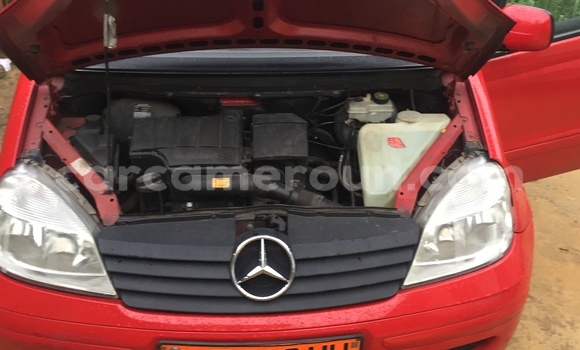 Sayi Na hannu Mercedes Viano Red Mota in Douala a Ƙasar Kamaru