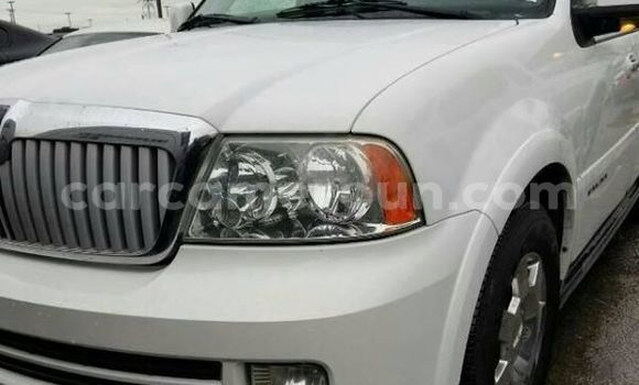Sayi Na hannu Lincoln Navigator White Mota in Douala a Ƙasar Kamaru Sayi Na hannu Lincoln Navigator White Mota in Douala a Ƙasar Kamaru