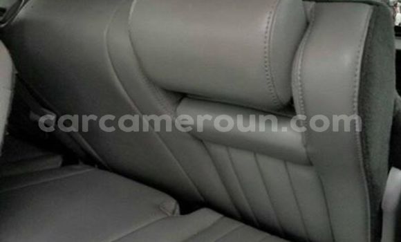 Sayi Na hannu Lincoln Navigator White Mota in Douala a Ƙasar Kamaru Sayi Na hannu Lincoln Navigator White Mota in Douala a Ƙasar Kamaru