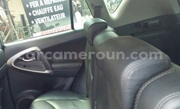 Sayi Na hannu Toyota RAV4 Azurfa Mota in Douala a Ƙasar Kamaru Sayi Na hannu Toyota RAV4 Azurfa Mota in Douala a Ƙasar Kamaru