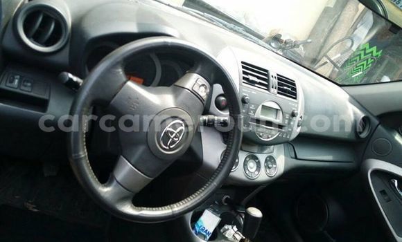 Sayi Na hannu Toyota RAV4 Azurfa Mota in Douala a Ƙasar Kamaru Sayi Na hannu Toyota RAV4 Azurfa Mota in Douala a Ƙasar Kamaru