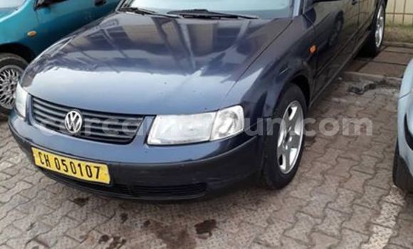 Sayi Na hannu Volkswagen Passat Blue Mota in Douala a Ƙasar Kamaru