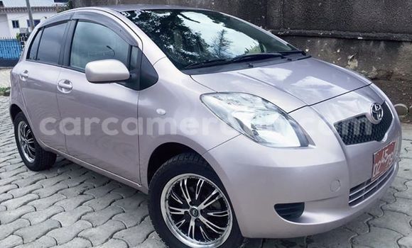 Sayi Na hannu Toyota Yaris Azurfa Mota in Douala a Ƙasar Kamaru Sayi Na hannu Toyota Yaris Azurfa Mota in Douala a Ƙasar Kamaru