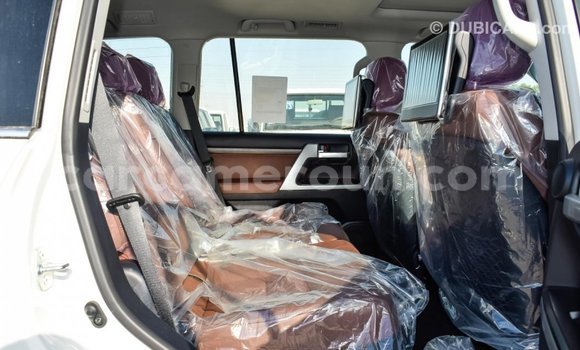Acheter Import Voiture Toyota Land Cruiser Blanc à Import - Dubai, Adamawa Acheter Import Voiture Toyota Land Cruiser Blanc à Import - Dubai, Adamawa