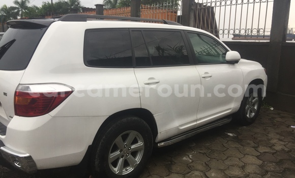 Sayi Na hannu AC Ace White Mota in Douala a Ƙasar Kamaru