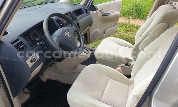 Sayi Na hannu Toyota Corolla Verso Brown Mota in Yaounde a Babban Kamaru Sayi Na hannu Toyota Corolla Verso Brown Mota in Yaounde a Babban Kamaru
