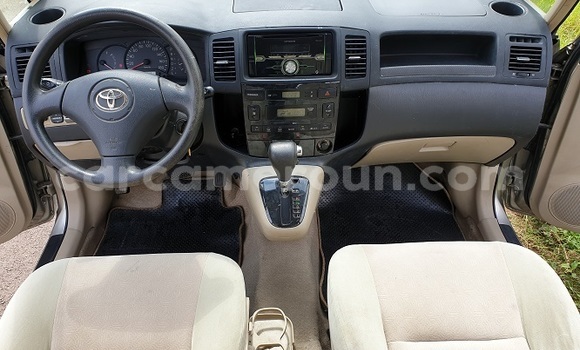 Sayi Na hannu Toyota Corolla Verso Brown Mota in Yaounde a Babban Kamaru Sayi Na hannu Toyota Corolla Verso Brown Mota in Yaounde a Babban Kamaru