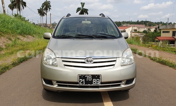 Sayi Na hannu Toyota Corolla Verso Brown Mota in Yaounde a Babban Kamaru Sayi Na hannu Toyota Corolla Verso Brown Mota in Yaounde a Babban Kamaru