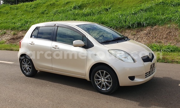 Sayi Imported Toyota Yaris White Mota in Yaounde a Babban Kamaru Sayi Imported Toyota Yaris White Mota in Yaounde a Babban Kamaru