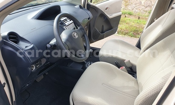 Sayi Imported Toyota Yaris White Mota in Yaounde a Babban Kamaru Sayi Imported Toyota Yaris White Mota in Yaounde a Babban Kamaru