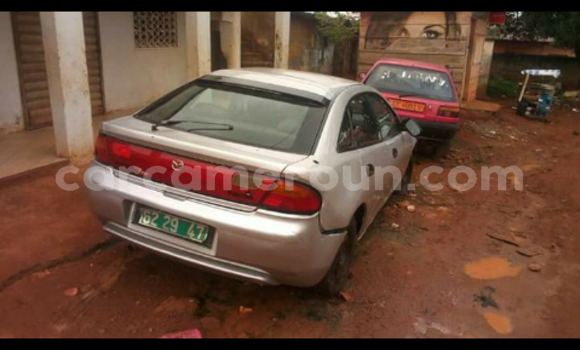 Sayi Na hannu Mazda 323 Azurfa Mota in Yaounde a Babban Kamaru