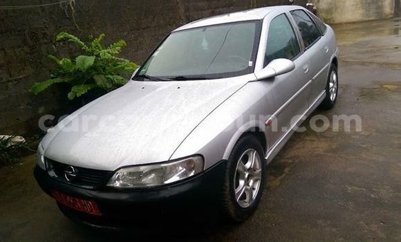 Sayi Na hannu Opel Vectra Azurfa Mota in Douala a Ƙasar Kamaru Sayi Na hannu Opel Vectra Azurfa Mota in Douala a Ƙasar Kamaru