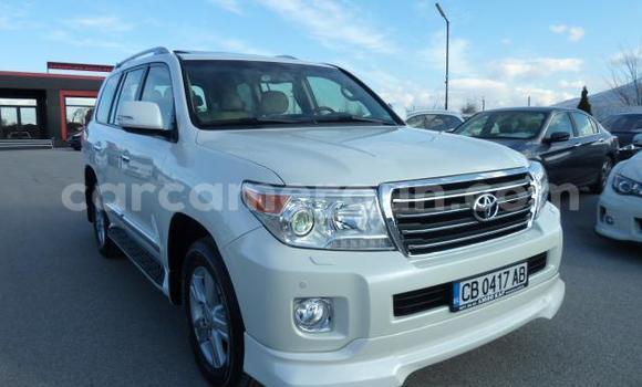 Sayi Na hannu Toyota Land Cruiser Prado White Mota in Yaounde a Babban Kamaru Sayi Na hannu Toyota Land Cruiser Prado White Mota in Yaounde a Babban Kamaru