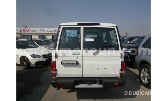 Acheter Import Voiture Toyota Land Cruiser Blanc à Import - Dubai, Adamawa Acheter Import Voiture Toyota Land Cruiser Blanc à Import - Dubai, Adamawa