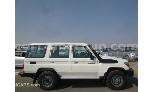 Acheter Import Voiture Toyota Land Cruiser Blanc à Import - Dubai, Adamawa Acheter Import Voiture Toyota Land Cruiser Blanc à Import - Dubai, Adamawa