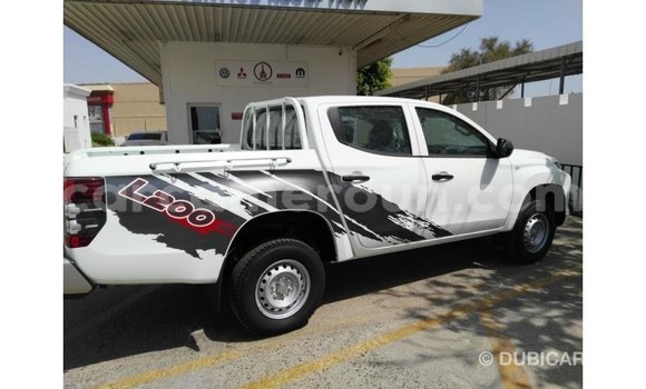 Sayi Imported Mitsubishi L200 White Mota in Import - Dubai a Adamawa Sayi Imported Mitsubishi L200 White Mota in Import - Dubai a Adamawa