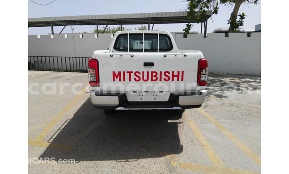 Sayi Imported Mitsubishi L200 White Mota in Import - Dubai a Adamawa Sayi Imported Mitsubishi L200 White Mota in Import - Dubai a Adamawa