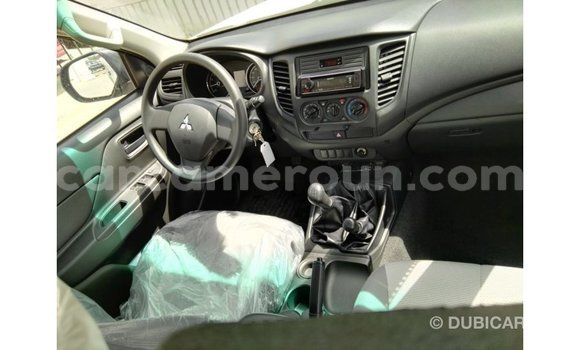 Sayi Imported Mitsubishi L200 White Mota in Import - Dubai a Adamawa Sayi Imported Mitsubishi L200 White Mota in Import - Dubai a Adamawa