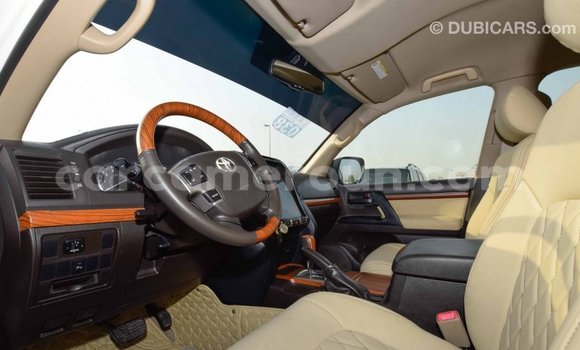 Acheter Import Voiture Toyota Land Cruiser Blanc à Import - Dubai, Adamawa Acheter Import Voiture Toyota Land Cruiser Blanc à Import - Dubai, Adamawa