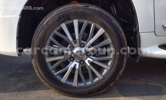 Acheter Import Voiture Toyota Land Cruiser Blanc à Import - Dubai, Adamawa Acheter Import Voiture Toyota Land Cruiser Blanc à Import - Dubai, Adamawa