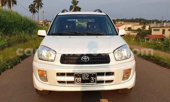 Sayi Imported Toyota RAV4 White Mota in Yaounde a Babban Kamaru Sayi Imported Toyota RAV4 White Mota in Yaounde a Babban Kamaru