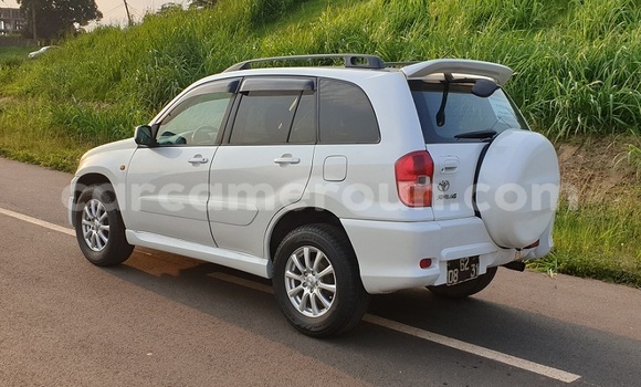 Sayi Imported Toyota RAV4 White Mota in Yaounde a Babban Kamaru Sayi Imported Toyota RAV4 White Mota in Yaounde a Babban Kamaru