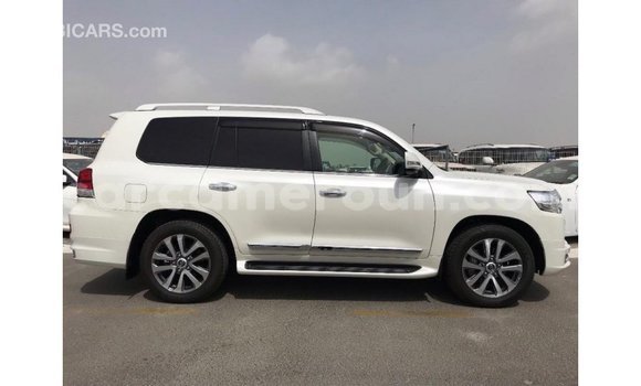 Acheter Import Voiture Toyota Land Cruiser Blanc à Import - Dubai, Adamawa Acheter Import Voiture Toyota Land Cruiser Blanc à Import - Dubai, Adamawa
