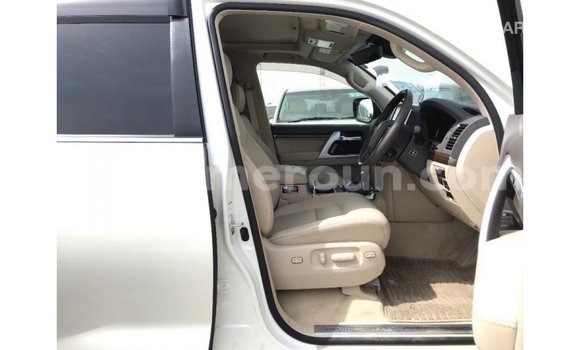 Acheter Import Voiture Toyota Land Cruiser Blanc à Import - Dubai, Adamawa Acheter Import Voiture Toyota Land Cruiser Blanc à Import - Dubai, Adamawa