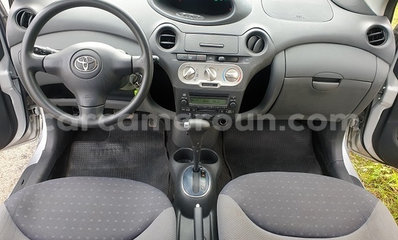 Sayi Imported Toyota Yaris Azurfa Mota in Yaounde a Babban Kamaru Sayi Imported Toyota Yaris Azurfa Mota in Yaounde a Babban Kamaru